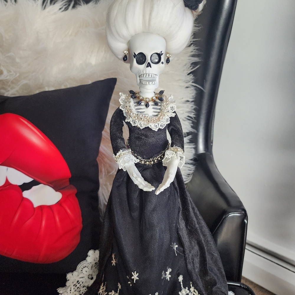 HALLOWEEN FIGURE